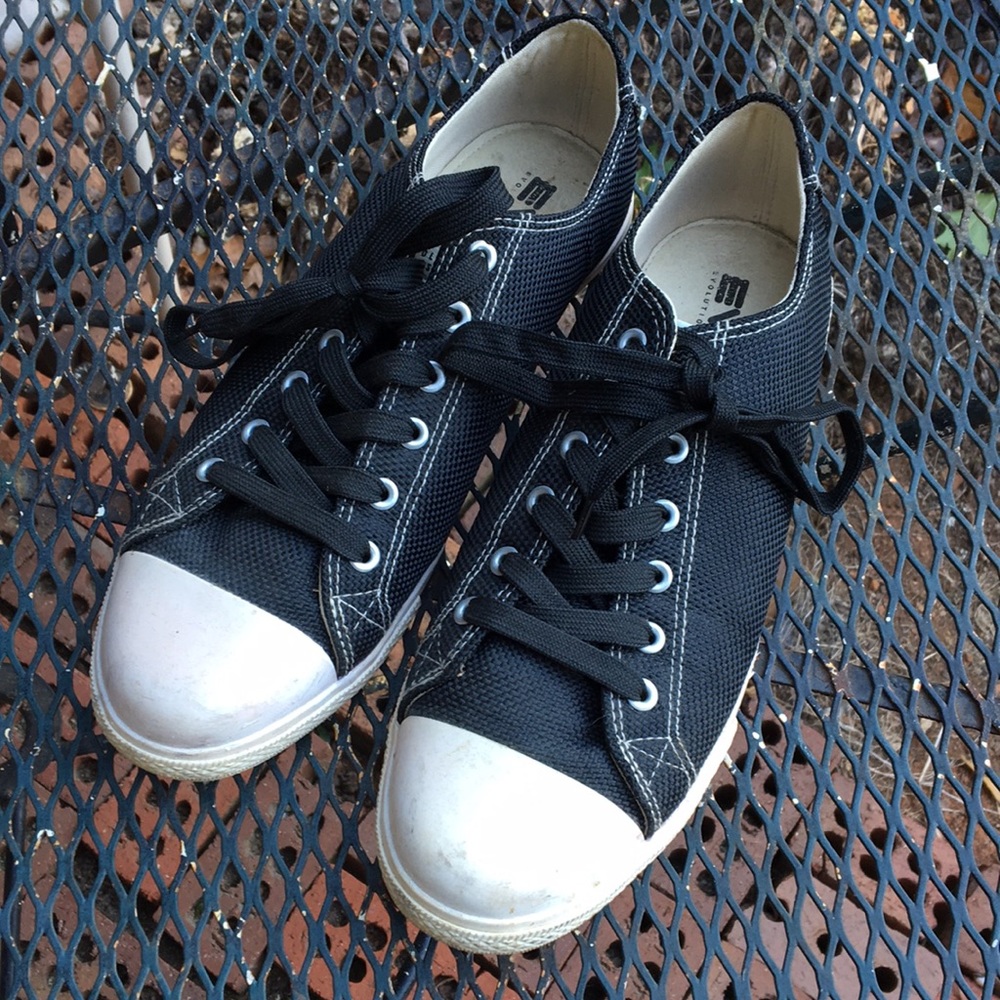 EVOS tennis shoes size 9 sneaker old skool style black and white low top